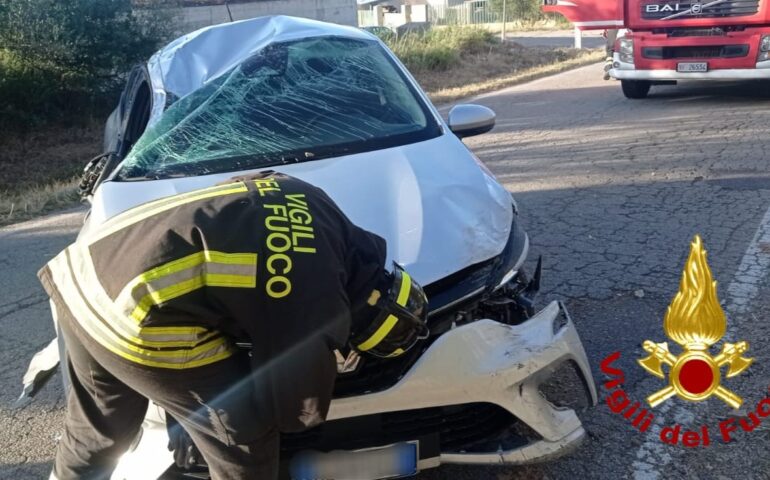 Auto sbanda ed esce di strada rovinosamente: ferita la conducente, trasportata in elicottero all’ospedale