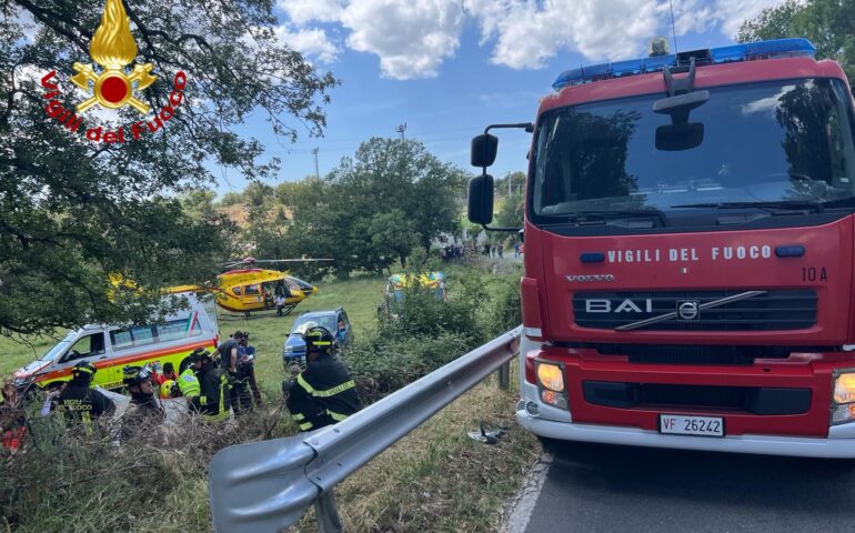 Si schianta contro il guard rail ed esce di strada finendo in un burrone: gravissimo un motociclista nel Nuorese