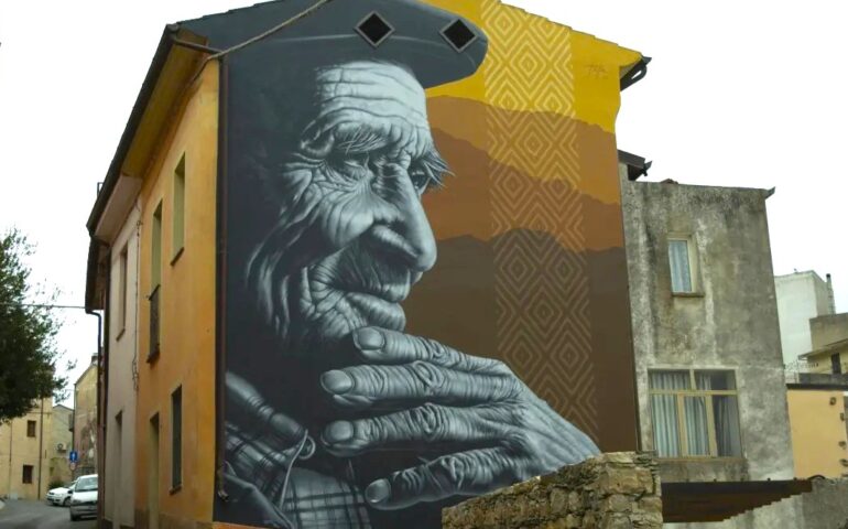 “Domani”, il nuovo bellissimo murale di Mauro Patta dedicato ai centenari