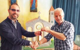 L’artista Mario Lai dona una riproduzione fedele della Chiesa di Stella Maris a don Filippo Corrias