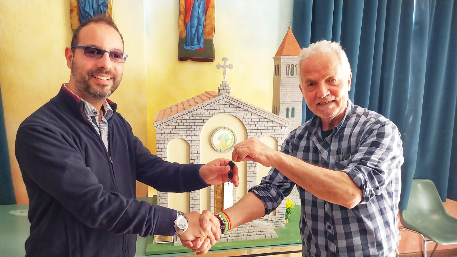 L'artista Mario Lai dona una riproduzione fedele della Chiesa di Stella Maris a don Filippo Corrias