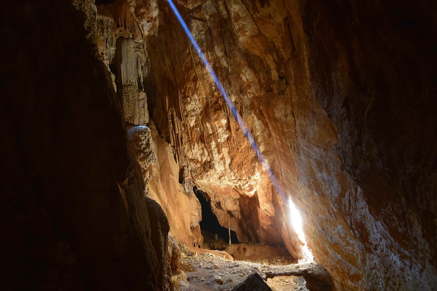 Sa Nurre de su Hoda, l'incredibile grotta illuminata da un raggio di sole (ma solo per pochi giorni l'anno)