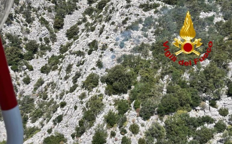 Si perde in una zona impervia durante un’escursione: soccorso con elicottero dai vigili del fuoco