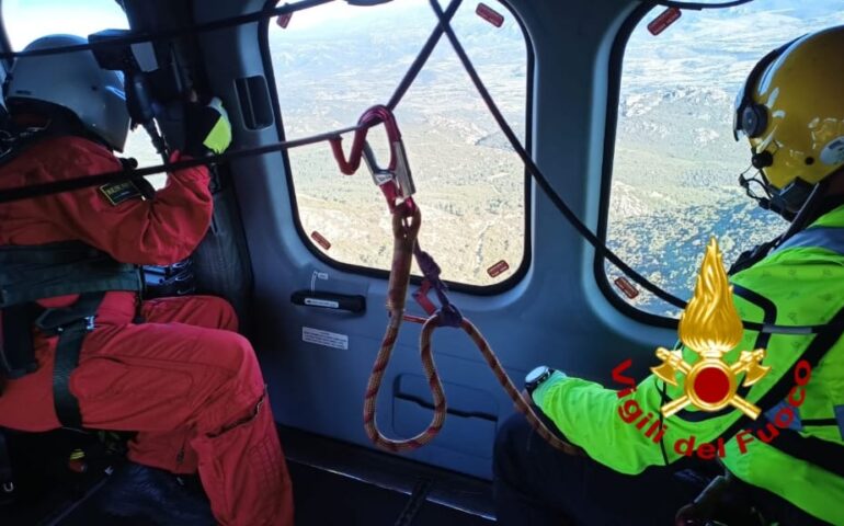 (FOTO E VIDEO) Due persone si perdono nel bosco in montagna: soccorso dei Vigili del fuoco in elicottero