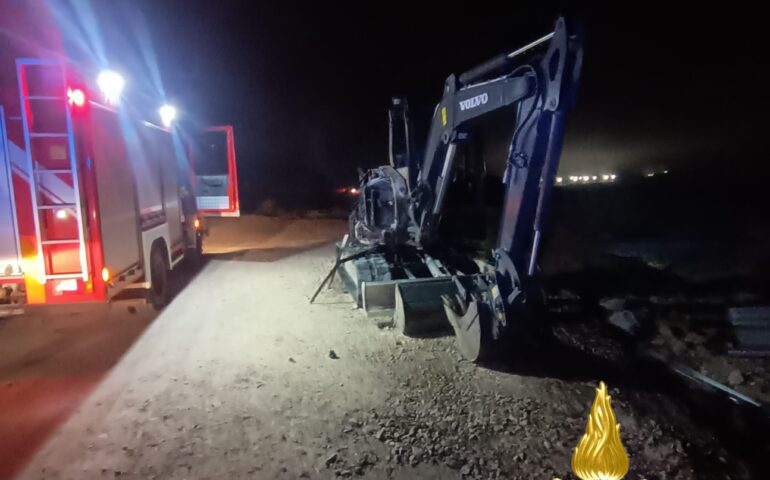 Attentato incendiario a Noragugume: a fuoco un escavatore e una trivella di una ditta spagnola