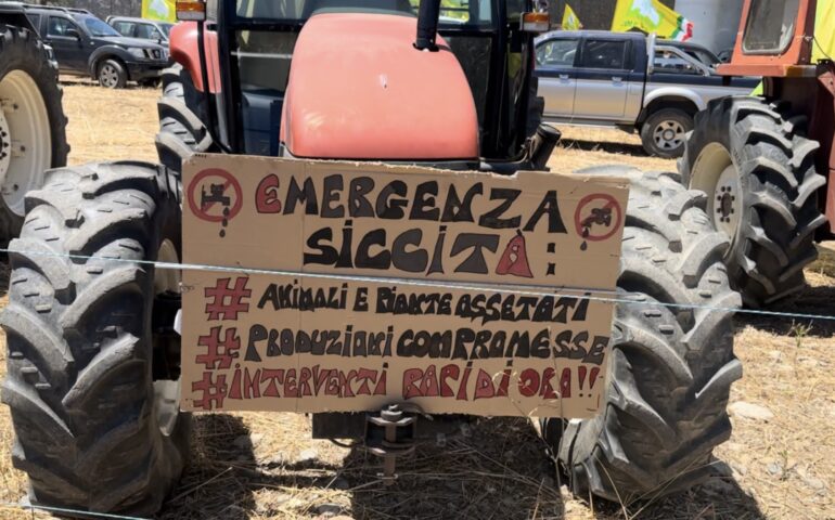 Crisi idrica, centinaia di trattori e oltre 2mila tra agricoltori e allevatori invadono la 125 e la 131 Dcn per protesta