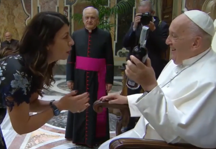 Geppi Cucciari in udienza dal Papa porta in regalo una bottiglia di mirto