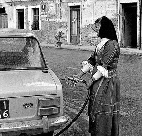 La benzinaia in costume di Desulo, 1974: il meraviglioso scatto del fotografo Mario De Biasi