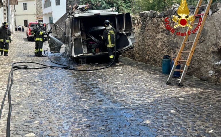 Galtellì, incendio in un furgone con due bombole di gpl all’interno: vigili del fuoco evitano il peggio