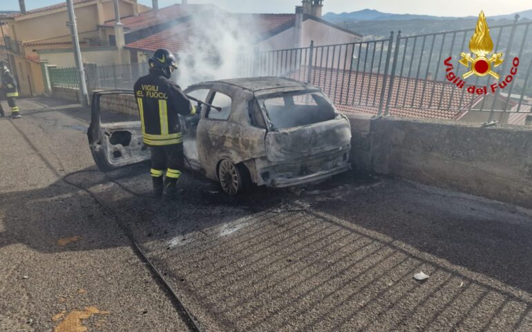 Notte di fuoco nel Nuorese: due auto date alle fiamme, Vigili del fuoco in azione