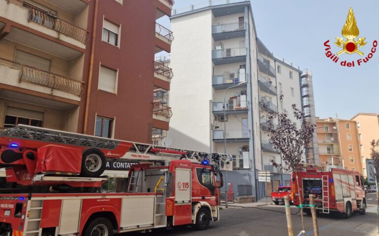 Nuoro, paura per un incendio in un condominio in pieno centro: intervengono i Vigili del fuoco