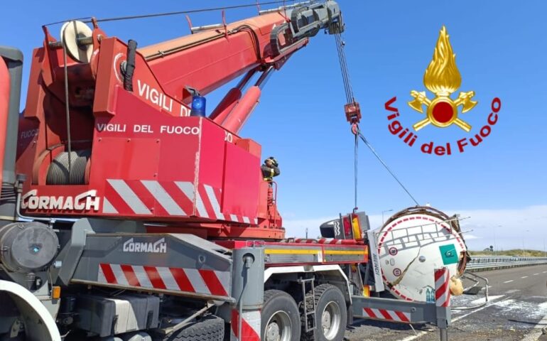 Rocambolesco incidente sulla 131: autocisterna del latte si ribalta, traffico in tilt, diversi feriti