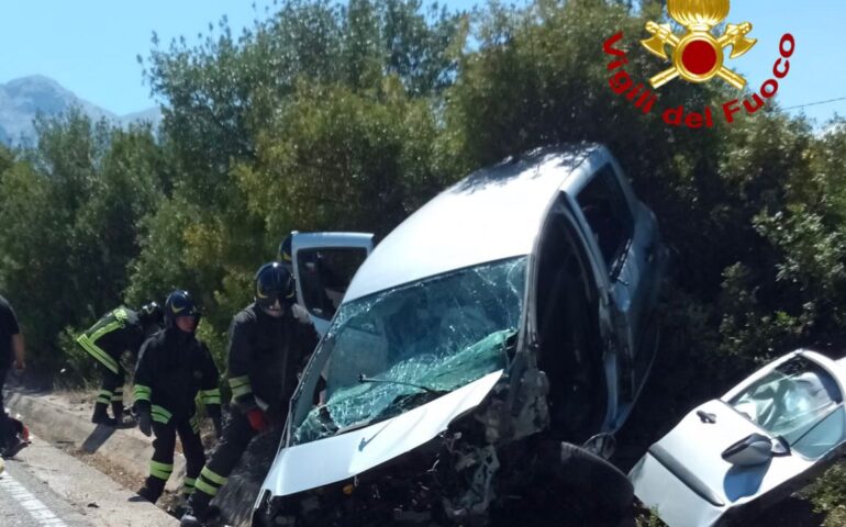 Oliena, violento scontro frontale: quattro persone ferite e trasportate all’ospedale