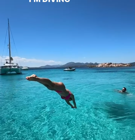 Cominciano le vacanze sarde dei vip: ecco Michelle Hunziker che si gode la Costa Smeralda