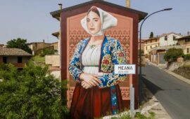 “Ragazza in abito di Meana”, il nuovo bellissimo murale di Mauro Patta, uno degli street artist sardi più conosciuti nel mondo