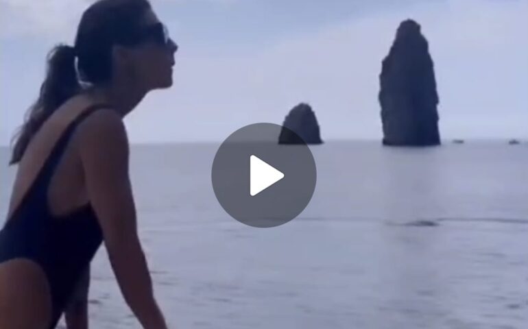 (VIDEO) In vacanza a Vulcano Elisabetta Canalis tratta il prezzo del pesce: “I gamberi? Troppo 20 euro”