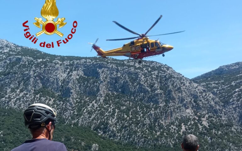 Si stacca un masso dalla parete durante l’arrampicata e una donna viene colpita alla schiena: scattano i soccorsi