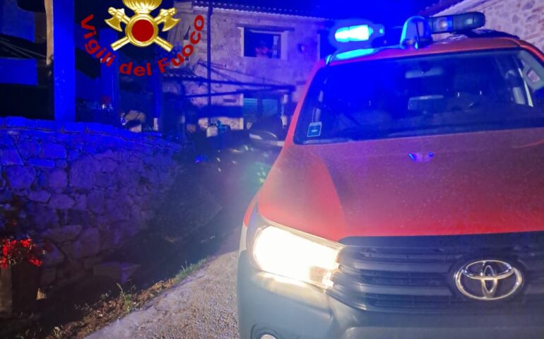 Distrutto dalle fiamme un agriturismo prossimo all’inaugurazione: attentato incendiario a Gavoi