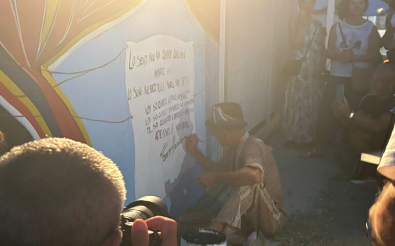 432 metri di storie di Tortolì: Franco Mascia inaugura il murale dei record tra applausi e commozione