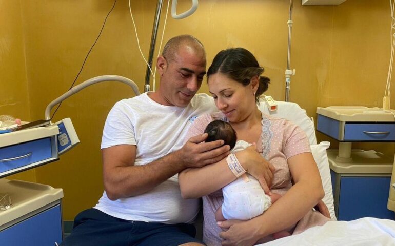 Parto improvvisato sulla 125: la piccola Sabina nasce in auto e il papà fa da ostetrico
