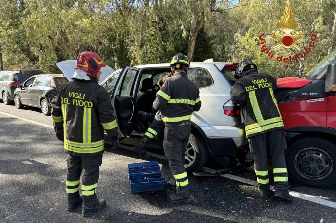 Traffico in tilt a Nuoro per un tamponamento a catena: due feriti