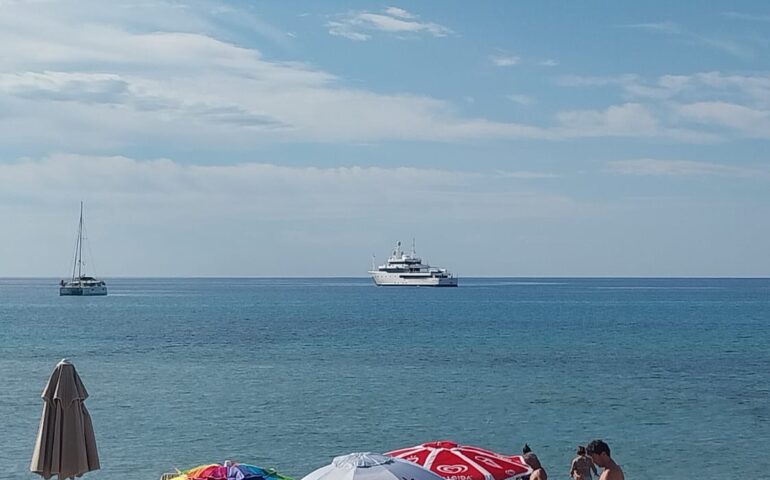 Tortolì, il superyacht Tribù di Benetton solca le acque ogliastrine