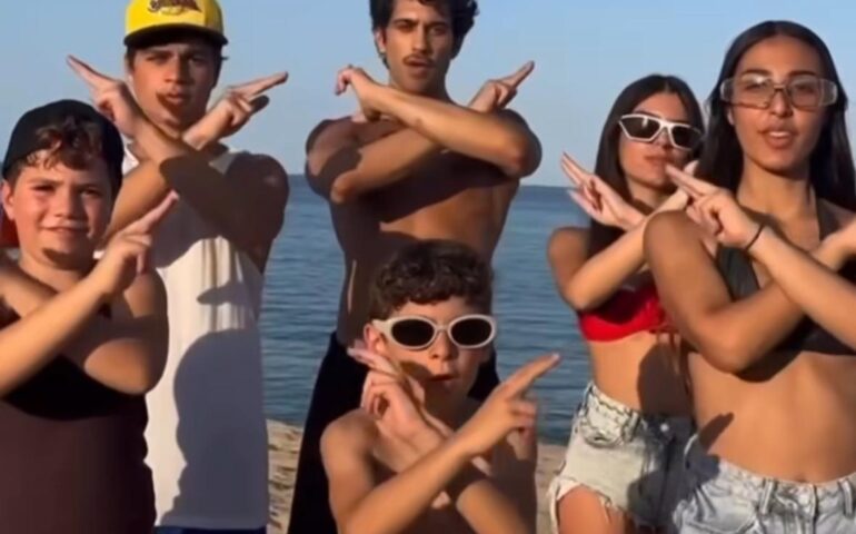 Mahmood a Orosei dalla famiglia: balli e divertimento con i cugini al mare