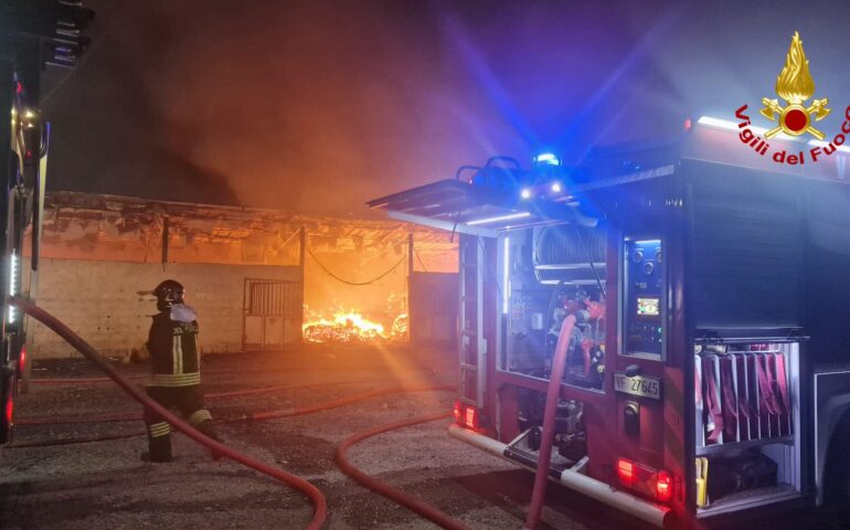 Fiamme nella notte a Oniferi in un fienile, mezzi distrutti e danni alle strutture