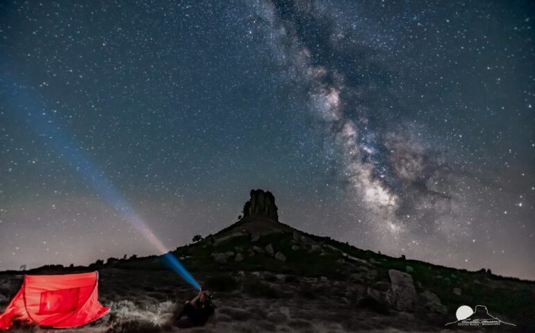 La foto del giorno. Perda ‘e Liana in una notte trapunta di stelle