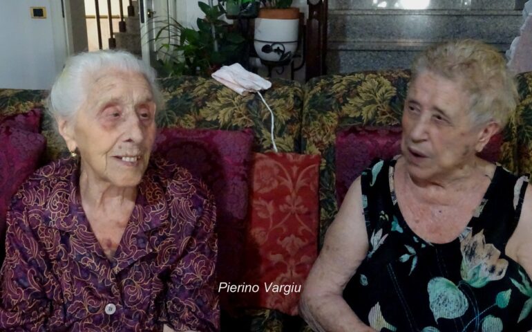Le sorelle Lai, Elisa, 101 anni e Mafalda, 91: storiche negozianti del market del loro paese, Cardedu