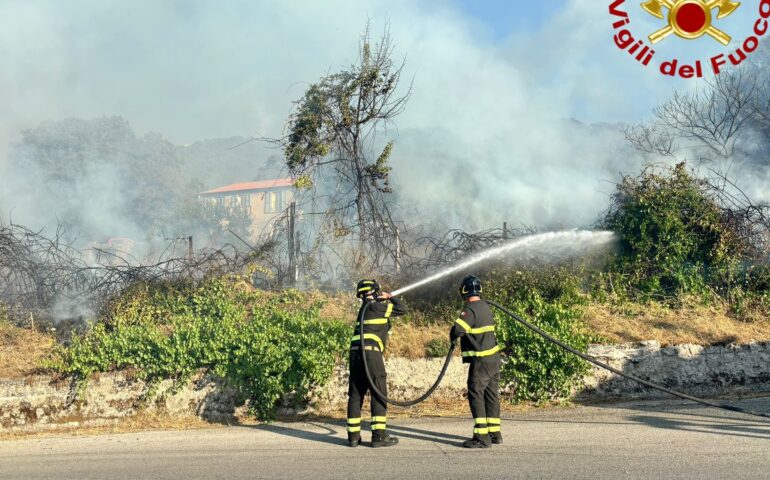 I Vigili del Fuoco al lavoro a Bonorva: le fiamme minacciano alcune case