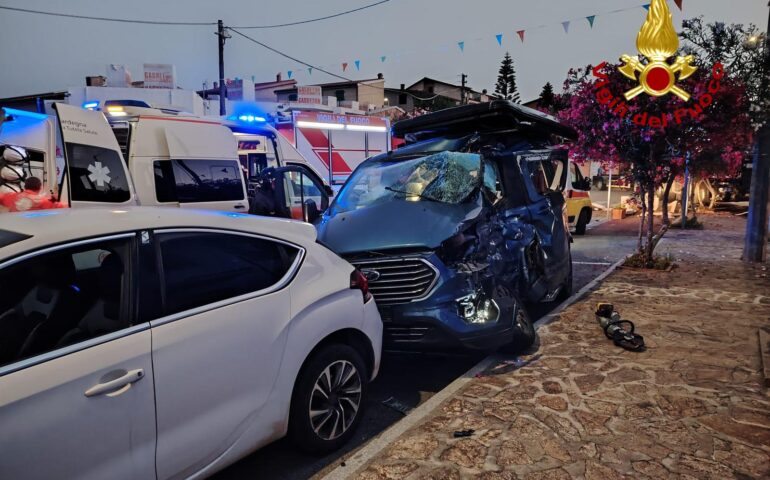 Scontro frontale tra auto e tir a Posada: due donne intrappolate nell’abitacolo