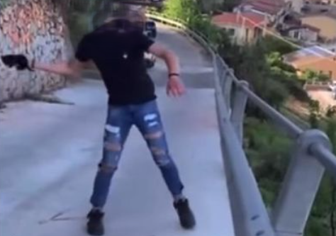 Orrore a Lanusei: ragazzini si filmano mentre lanciano un gatto da un ponte