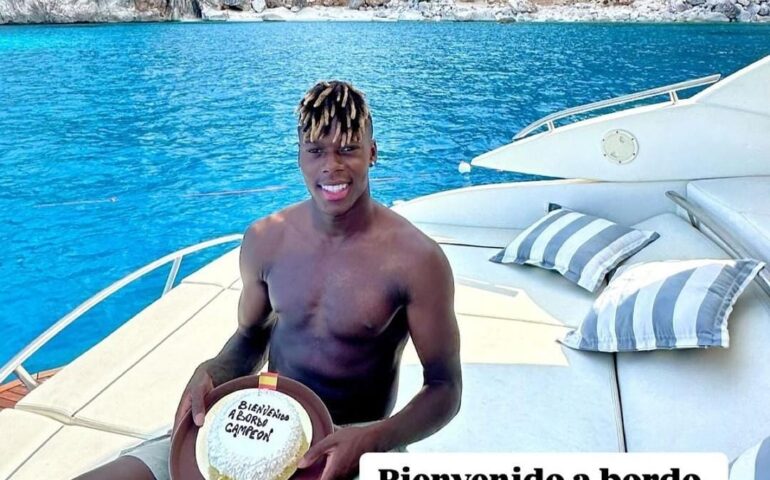 Il campione d’Europa Nico Williams in vacanza in Sardegna: eccolo a Cala Goloritzè