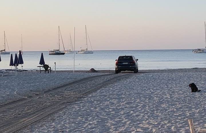 Parcheggio cafone a Cala Ginepro: col suv si ferma praticamente sulla battigia