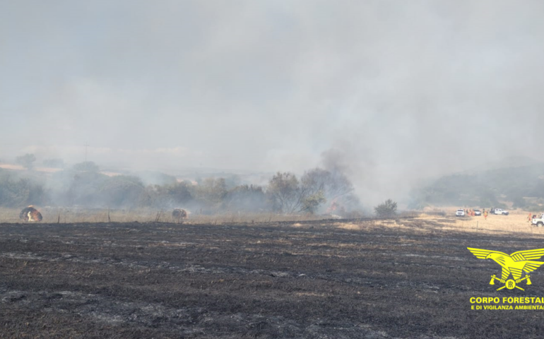 La Sardegna continua a bruciare. 10 incendi in un giorno e paura a Usellus