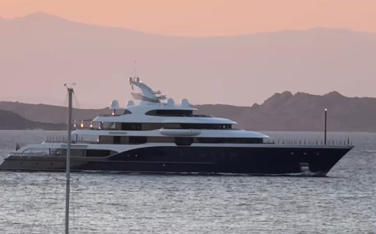I mari della Sardegna affollati dagli yacht più lussuosi del mondo: dopo quello di Jeff Bezos, ecco i “mostri” di Bill Gates e Bernard Arnault