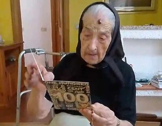 La Sardegna ha una nuova centenaria: 100 candeline per Tzia Maria di Ossi