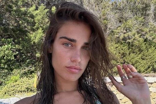 “Abbandono tutto e resto qui”: la cantante Clara in vacanza in Sardegna