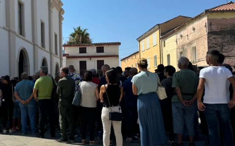 “Ciao piccolo angelo”: una folla a Tortolì saluta per l’ultima volta la piccola Anna Laura