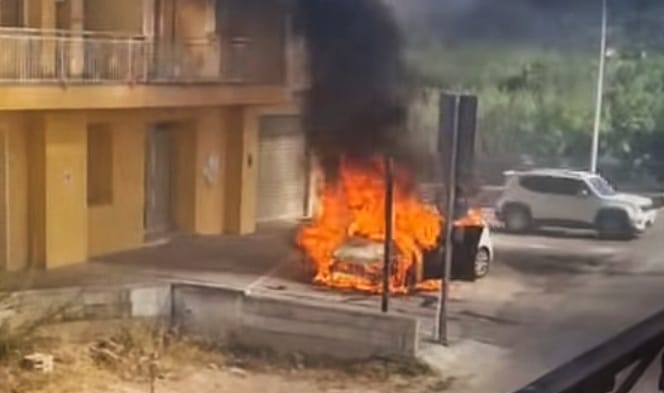Tortolì, auto prende fuoco mentre è in marcia