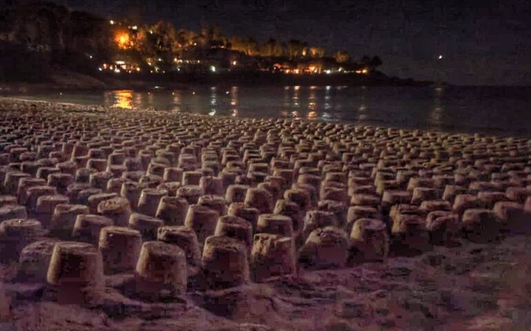 Sorpresa per i bagnanti a Porto Frailis: spuntati questa mattina 1024 castelli di sabbia