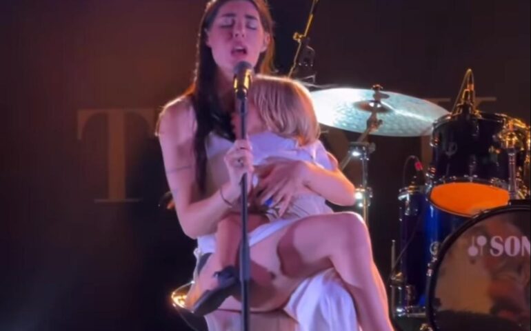 Emozionante Bianca Atzei: il figlio sale sul palco durante l’esibizione: lei canta con lui in braccio “No potho reposare”