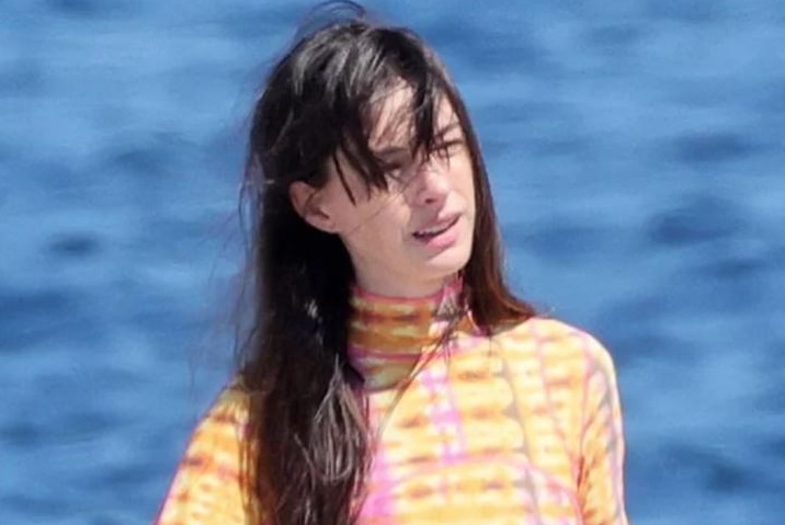 Anche la diva di Hollywood Anne Hathaway in Sardegna: vacanze da sogno in famiglia