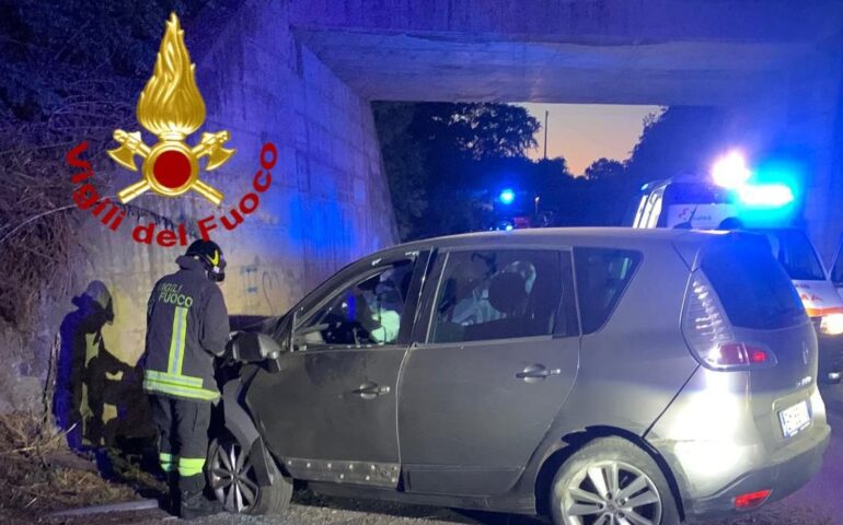 Incidente stradale a Macomer: auto con cinque ragazzi finisce contro un muro
