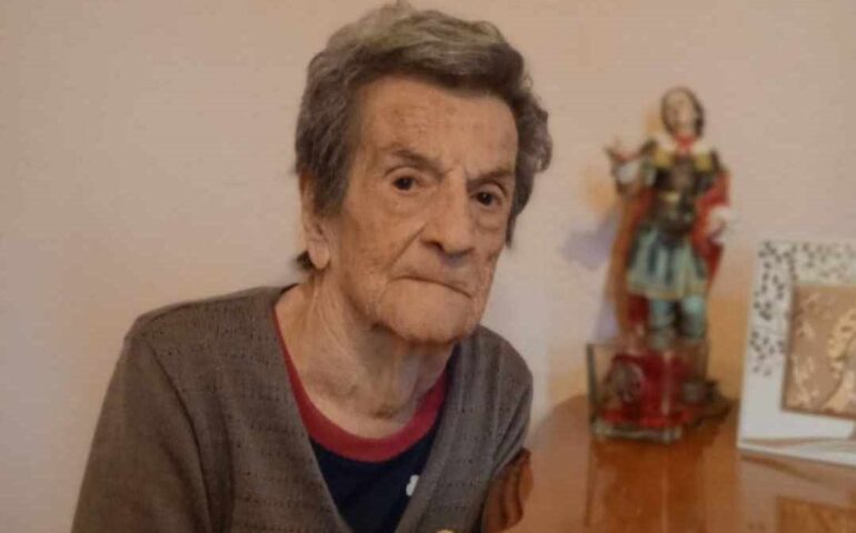 Tantissimi auguri a Tzia Antonia che compie 102 anni: “A me piace chiacchierare con tutti!”, racconta