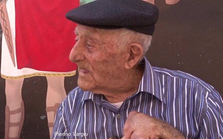 Tanti auguri a Tziu Giovanni Battista che oggi compie 101 anni: “Le mie prime scarpe? Le ebbi a 15 anni”