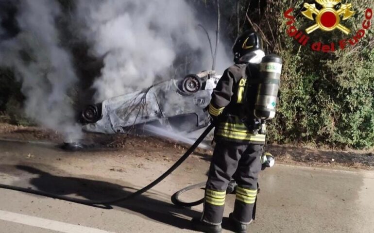Auto si ribalta più volte e prende fuoco: terrificante incidente alla Landrigga