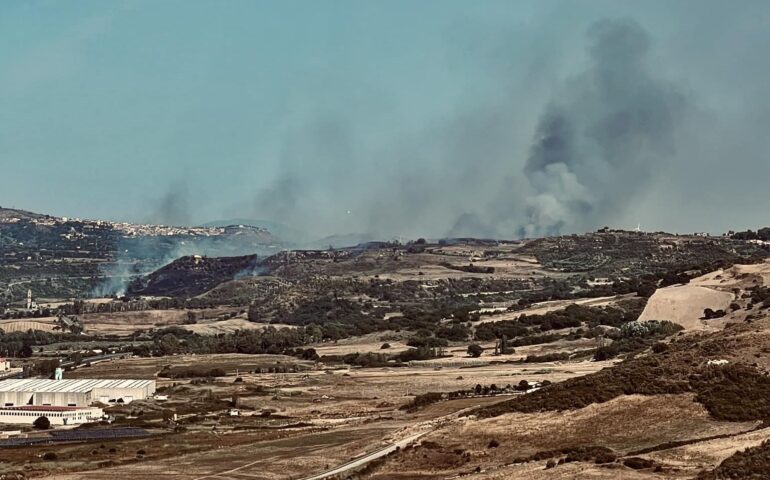 Codrongianos: le fiamme minacciano la basilica di Saccargia