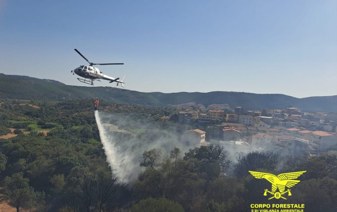 Incendio alla periferia di Iglesias: case evacuate, paura tra i residenti